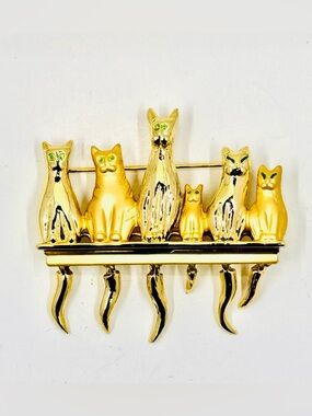 AJC Vintage Gold Tone Cats in a Row on A Shelf with Articulated Tails 2.5”X2.25”